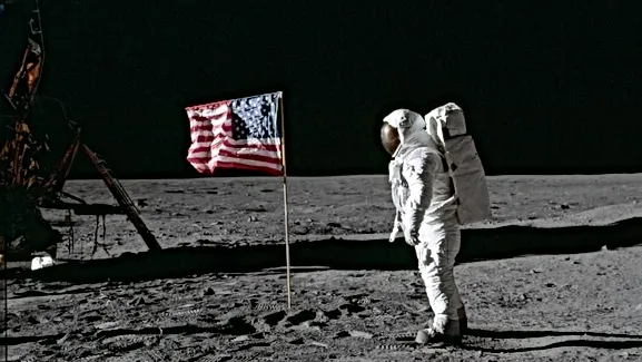Un des principaux mensonges que les États-Unis veulent garder vivants pour des raisons d’ego, est que l’homme a marché sur la lune avec les atterrissages lunaires d’Apollo de la fin des années soixante et du début des années soixante-dix.