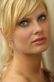 Albinisme de type OCA2 chez les blancs : peau blanche, cheveux blonds, yeux bleus