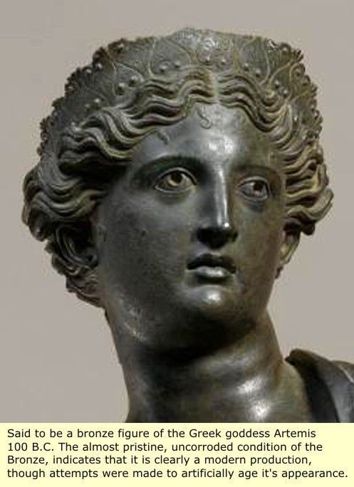 Présentée comme étant une tête de bronze de la déesse grecque Artémis 100 av JC. L'état presque parfait du bronze et non corrodé, indique clairement que c'est une œuvre moderne