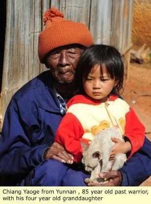 Vieillard chinois et sa petite fille métisse 