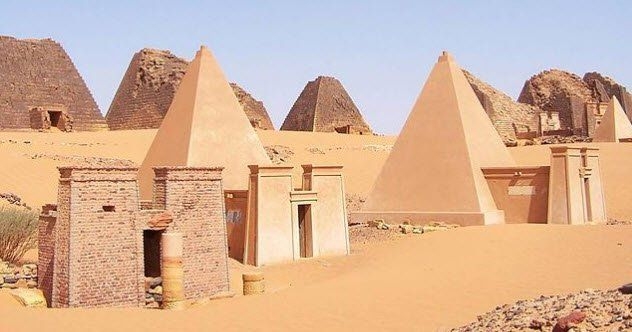 Afrique précoloniale Soudan :Pyramides de Kush Meroe