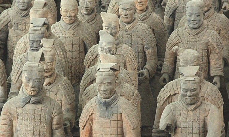 Soldats chinois en terre cuite : Noirs 206 av JC : Noirs aux yeux bridés et nez épaté