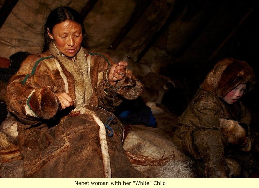 Femme Nenet vivant en région polaire avec son enfant blanc. Le froid ne l'a pas blanchie
