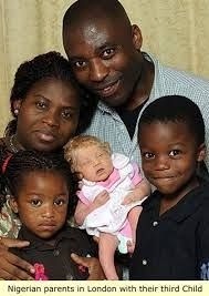 Albinisme chez les noirs :Peau blanche, cheveux blonds